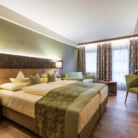 Derneuwirt Hotel 3*