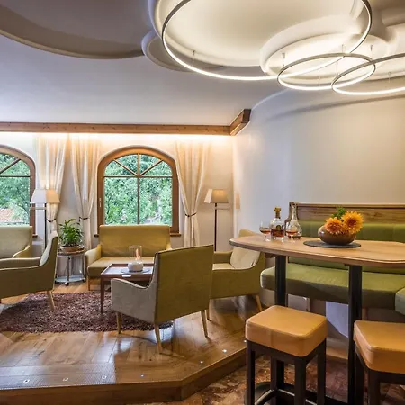 Derneuwirt Hotel 3*